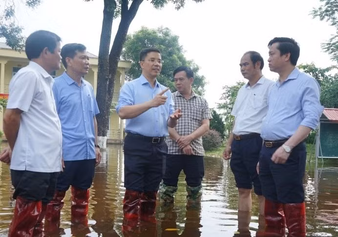 Phó Bí thư Thường trực Tỉnh ủy Thanh Hóa Nguyễn Hồng Phong (áo xanh ở giữa) cùng đoàn công tác đi kiểm tra tình hình ngập lụt.