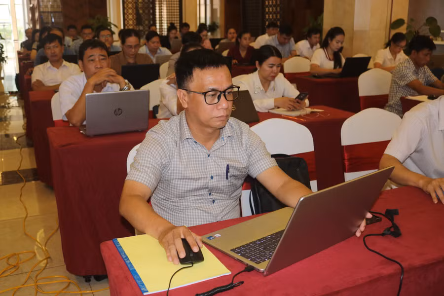 Học viên trực tiếp thực hành khai thác dữ liệu, xây dựng trợ lý trí tuệ nhân tạo tại lớp học. img-4485.jpg