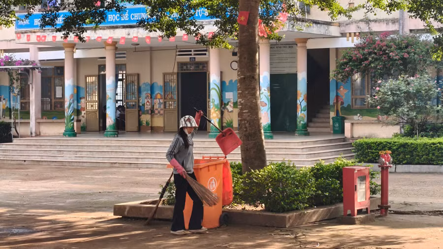 Nhân viên dọn vệ sinh sau khi học sinh vào lớp. 2aobor2oktinqo7jrkacwurxgqeazunt16ojkag0.jpg