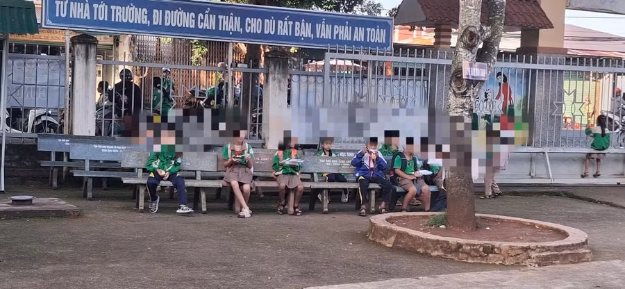 Học sinh Trường Tiểu học&THCS Lê Lợi ăn sáng tại ghế đá sáng 1/10. 2aobor2ox6bzujl5amvelyet9dt2f5rzo4bhsqky.jpg