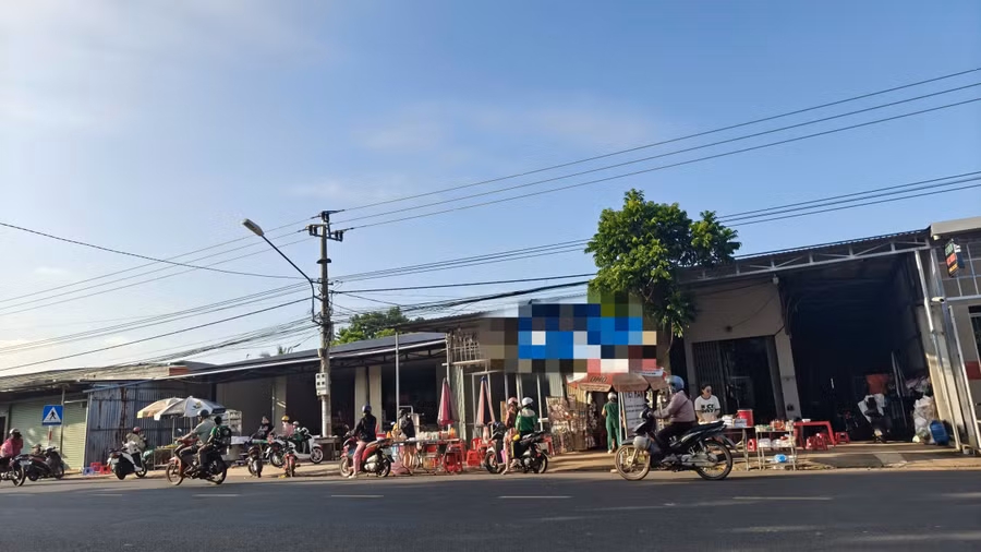 Nhiều quầy hàng trước cổng trường học. 2aobor2oxj5tt3hvx3jrngejkcxxb5ultf8l1hd6.jpg