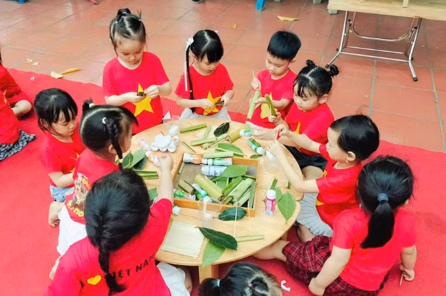 Trẻ trường Mầm non Phong Châu tham gia trải nghiệm STEAM với nguyên vật liệu gần gũi.