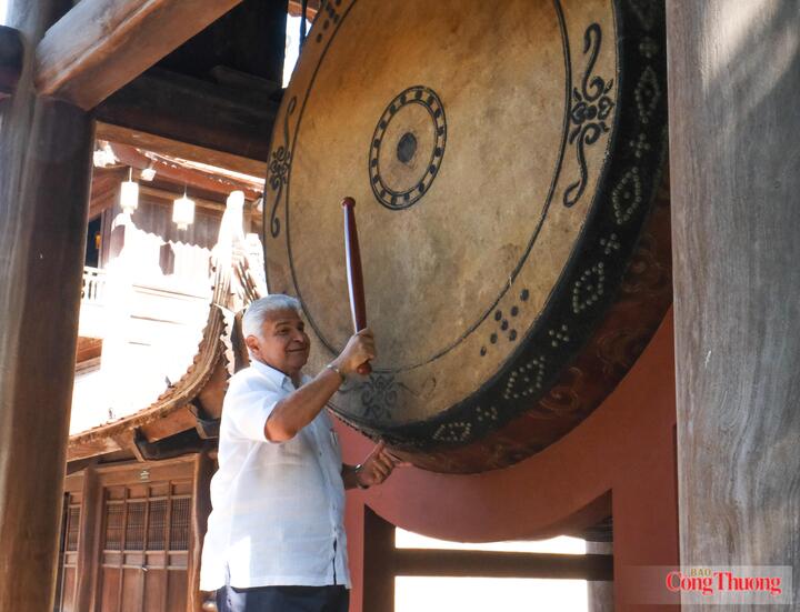 Tại Nhà trống, Tổng thống José Raúl Mulino và Phu nhân thực hiện nghi thức đánh trống Sấm. Đây là một trong những hoạt động trong chương trình tham quan Văn Miếu - Quốc Tử Giám. Ảnh: Lê An