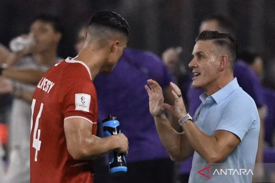 HLV John Herdman (phải) chỉ đạo tiền vệ Joey Pelupessy trong trận chung kết gặp Thái Lan tại Jakarta tối 5/10. Ảnh: ANTARA. tai-xuong.png