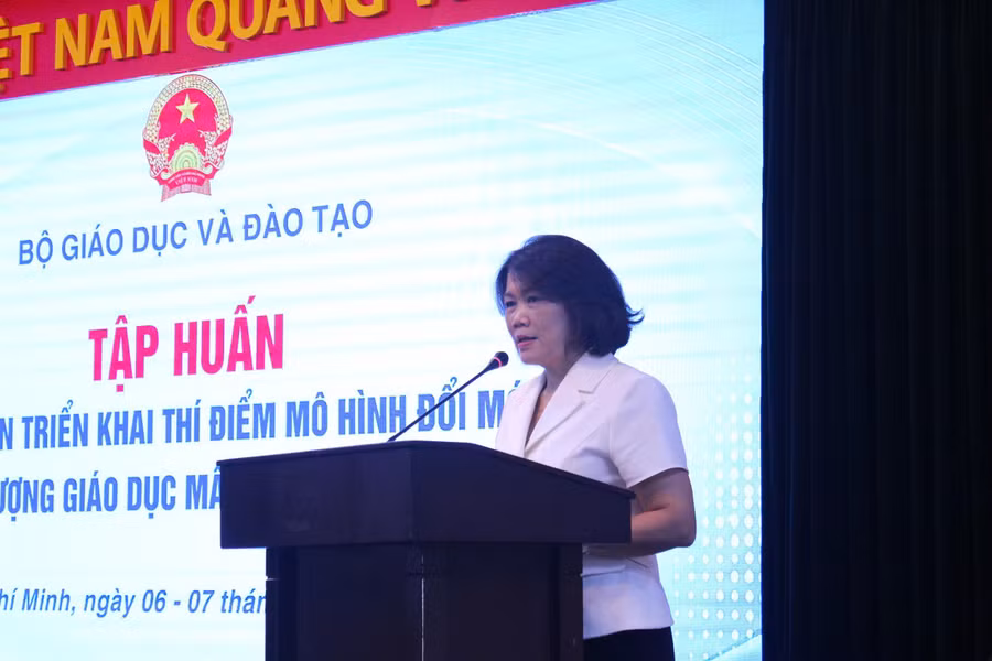 Bà Hoàng Thị Dinh, Phó vụ Trưởng Vụ Giáo dục Mầm non (Bộ GD&ĐT) phát biểu tại buổi tập huấn.