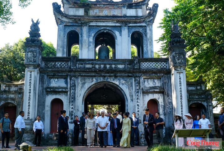 Trong chương trình tham quan, Tổng thống José Raúl Mulino và Phu nhân được giới thiệu về quá trình hình thành, kiến trúc và các giá trị văn hóa được lưu giữ tại Văn Miếu - Quốc Tử Giám.