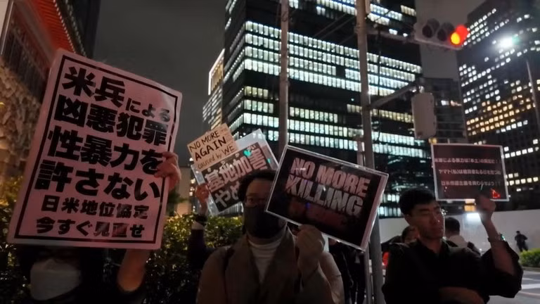 Người biểu tình tuần hành đến Đại sứ quán Mỹ ở Tokyo, yêu cầu Mỹ rút quân khỏi Nhật Bản.