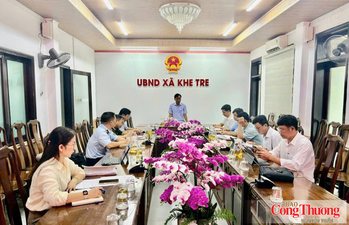 Phó Giám đốc Sở Công Thương thành phố Huế Phan Hùng Sơn cùng đoàn kiểm tra làm việc tại xã Khe Tre