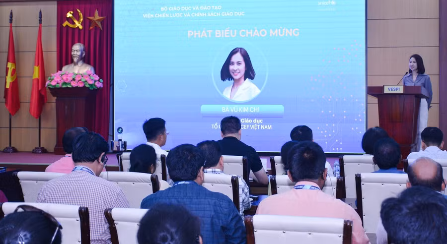 Bà Vũ Kim Chi - đại diện UNICEF Việt Nam chia sẻ tại hội thảo. dsc-3887.jpg