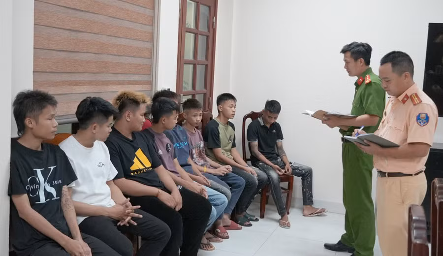 Công an làm việc với nhóm thanh thiếu niên điều khiển mô tô, xe gắn máy không đội mũ bảo hiểm, dàn hàng trên đường... dsc001341.jpg