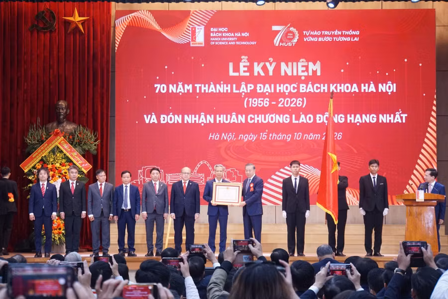 Tổng Bí thư, Chủ tịch nước Tô Lâm trao Huân chương Lao động hạng Nhất cho Đại học Bách khoa Hà Nội.