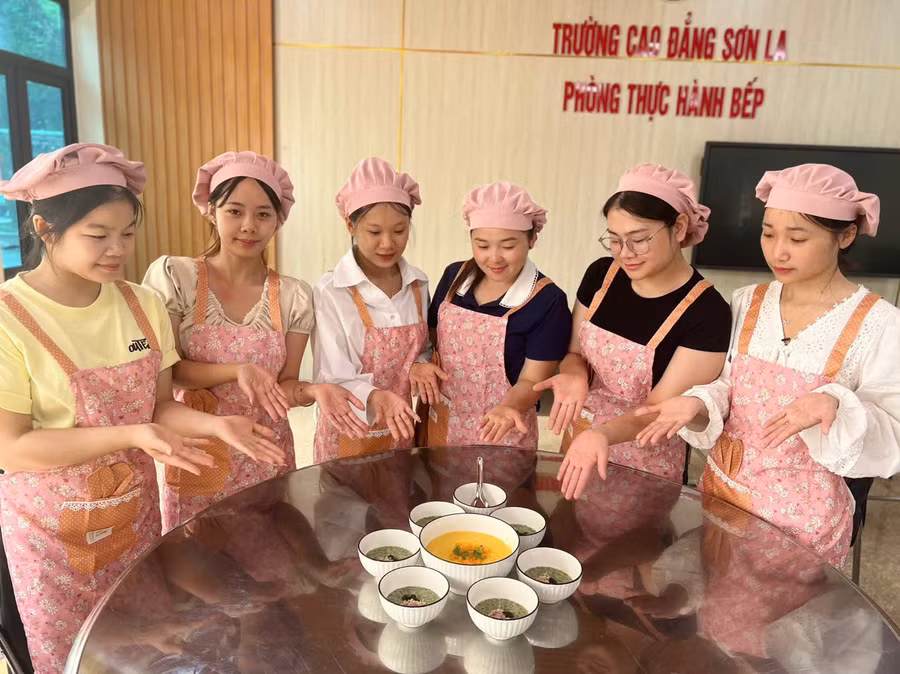 Sinh viên Trường Cao đẳng Sơn La hoàn thành các món ăn dành cho trẻ mầm non.