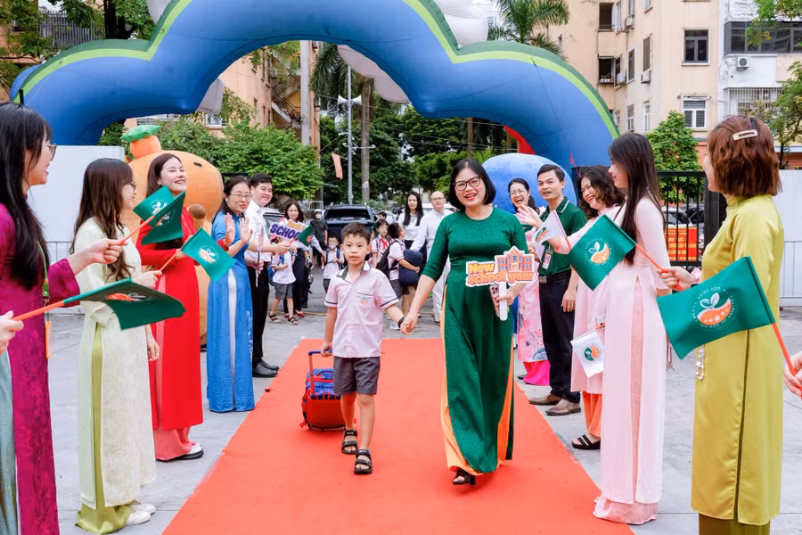 Bà Khuất Thị Thanh Nhàn, Hiệu trưởng Trường Liên cấp Tiểu học & THCS Ngôi Sao Hà Nội và học trò.