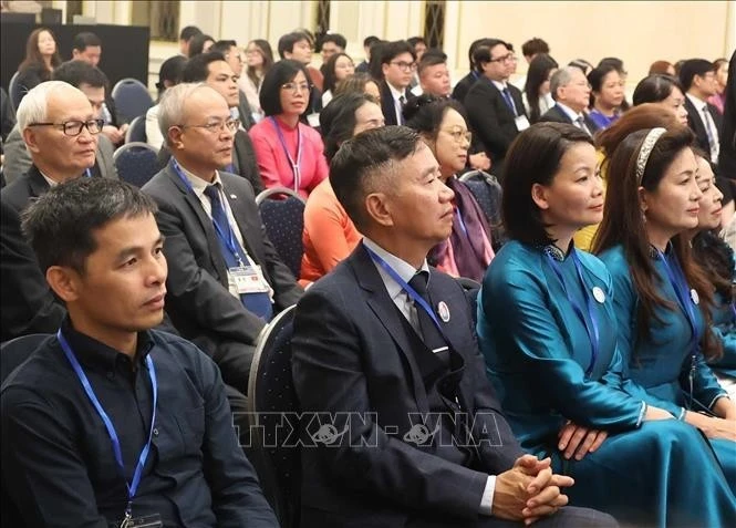 Đại diện cộng đồng người Việt Nam tại châu Âu tham dự cuộc gặp gỡ Tổng Bí thư, Chủ tịch nước Tô Lâm và Phu nhân Ngô Phương Ly. Ảnh: Thống Nhất /TTXVN Đại diện cộng đồng người Việt Nam tại châu Âu tham dự cuộc gặp gỡ Tổng Bí thư, Chủ tịch nước Tô Lâm và Phu nhân Ngô Phương Ly. Ảnh: Thống Nhất /TTXVN