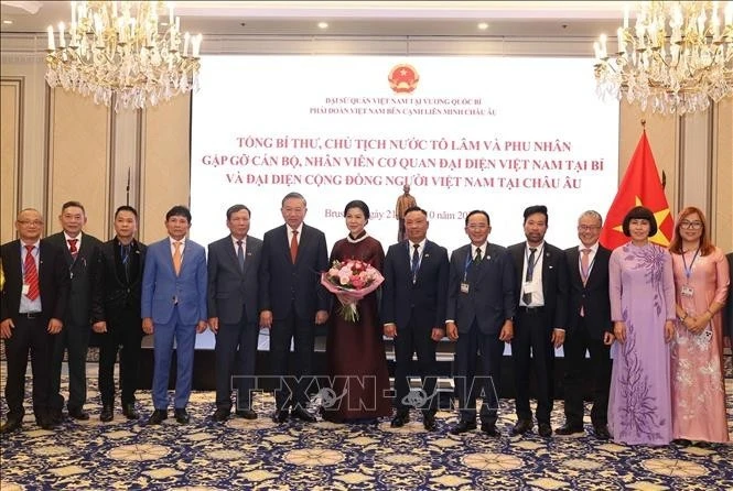 Tổng Bí thư, Chủ tịch nước Tô Lâm và Phu nhân Ngô Phương Ly chụp ảnh chung với đại diện cộng đồng người Việt Nam tại châu Âu. Ảnh: Thống Nhất/TTXVN Tổng Bí thư, Chủ tịch nước Tô Lâm và Phu nhân Ngô Phương Ly chụp ảnh chung với đại diện cộng đồng người Việt Nam tại châu Âu. Ảnh: Thống Nhất/TTXVN