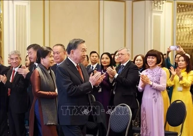 Tổng Bí thư, Chủ tịch nước Tô Lâm và Phu nhân Ngô Phương Ly gặp gỡ cán bộ, nhân viên Đại sứ quán Việt Nam tại Vương quốc Bỉ và đại diện cộng đồng người Việt Nam tại châu Âu. Ảnh: Thống Nhất/TTXVN tbt-bi.jpg