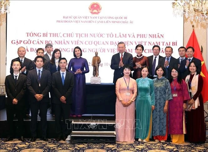 Tổng Bí thư, Chủ tịch nước Tô Lâm tặng bức tượng Chủ tịch Hồ Chí Minh cho Đại sứ quán Việt Nam tại Bỉ. Ảnh: Thống Nhất /TTXVN Tổng Bí thư, Chủ tịch nước Tô Lâm tặng bức tượng Chủ tịch Hồ Chí Minh cho Đại sứ quán Việt Nam tại Bỉ. Ảnh: Thống Nhất /TTXVN