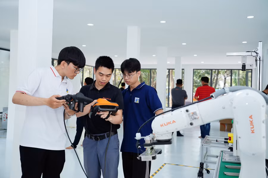 Đào tạo nguồn nhân lực chất lượng cao, tập trung các lĩnh vực công nghệ chiến lược phục vụ phát triển vùng và đất nước. anh-3-bai-5-dh-da-nang-gdtd.jpg