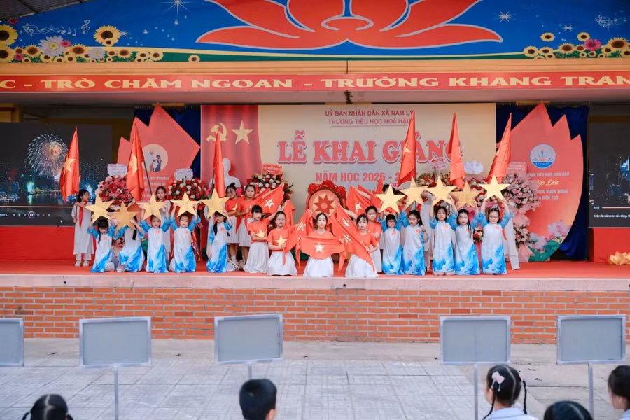 Tiết mục biểu diễn văn nghệ của học sinh nhà trường tại lễ khai giảng năm học mới 2026-2027. hoa-hau-3772.jpg
