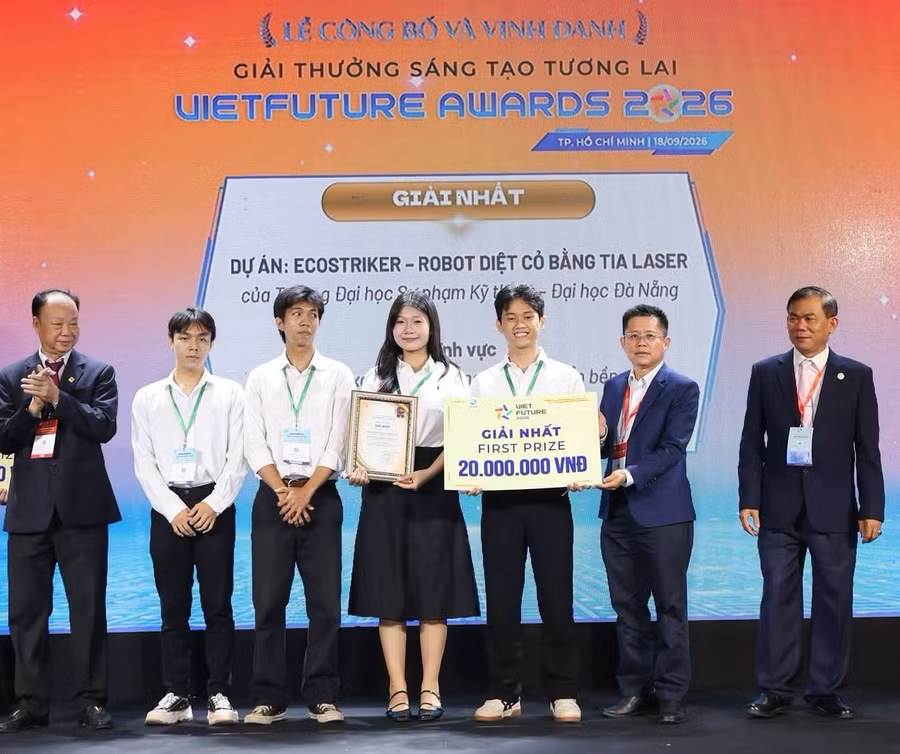 Sinh viên Đại học Đà Nẵng đạt giải Nhất Giải thưởng “Sáng tạo tương lai - VietFuture” năm 2026 với Dự án “Robot diệt cỏ bằng tia laser”. anh-2-bai-5-dh-da-nang-gdtd.jpg