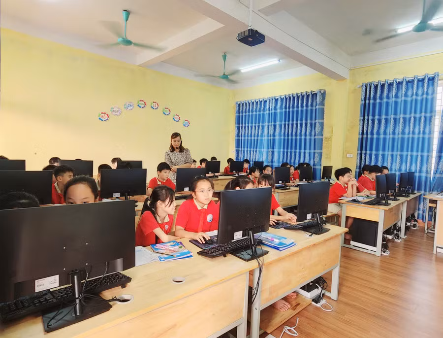 Phòng Tin học của nhà trường được trang bị đầy đủ các trang thiết bị cần thiết. hao-hau.jpg