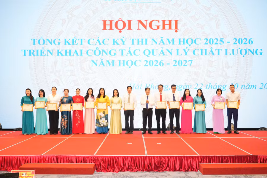 Cá nhân nhận Giấy khen của Giám đốc Sở GD&ĐT TP nhân dịp tổng kết công tác các kỳ thi. 23-so3.jpg