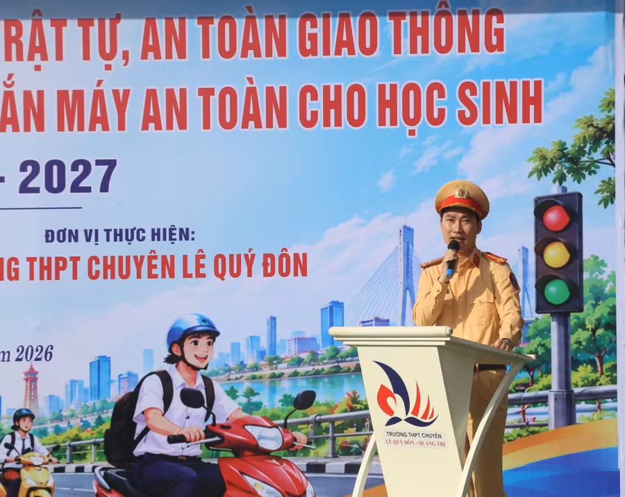 Thượng uý Lê Thế Việt, cán bộ Phòng CSGT Công an tỉnh phổ biến các quy định về tham gia giao thông an toàn. giao-thong-1474.jpg