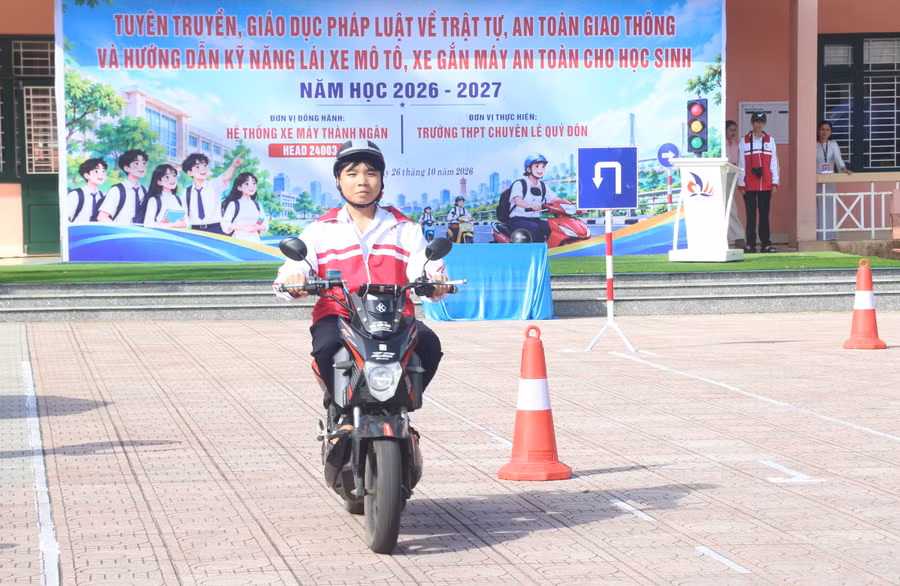 Học sinh thực hành các tình huống tham gia giao thông dưới sự hướng dẫn của cán bộ CSGT. giao-thong-6084.jpg