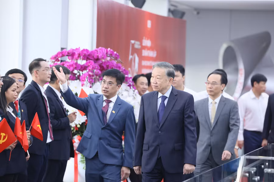 Tổng Bí thư, Chủ tịch nước Tô Lâm cùng các lãnh đạo, nguyên lãnh đạo Đảng, Nhà nước dự lễ kỷ niệm 50 năm thành lập Đại học Kinh tế TPHCM và đón nhận Huân chương Lao động hạng Nhất. Ảnh: UEH. img-0316.jpg