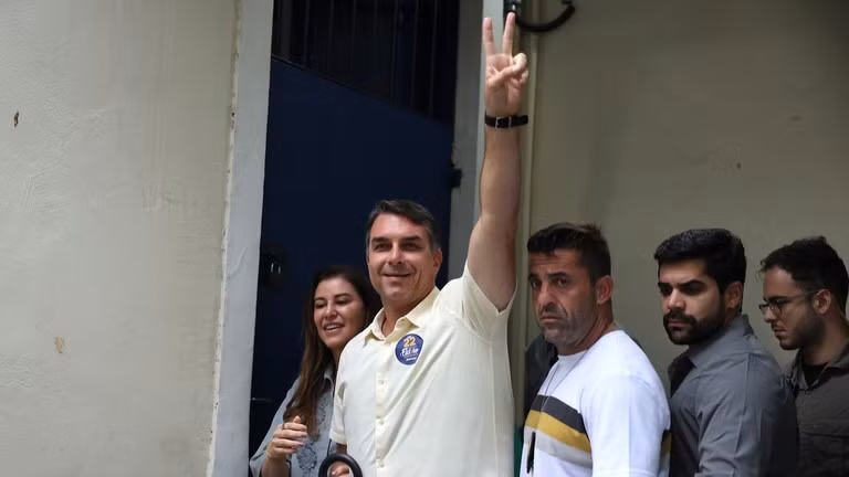Thượng nghị sĩ Brazil Flavio Bolsonaro đến điểm bỏ phiếu trong vòng bầu cử tổng thống thứ hai ở Rio de Janeiro, ngày 25/10/2026.