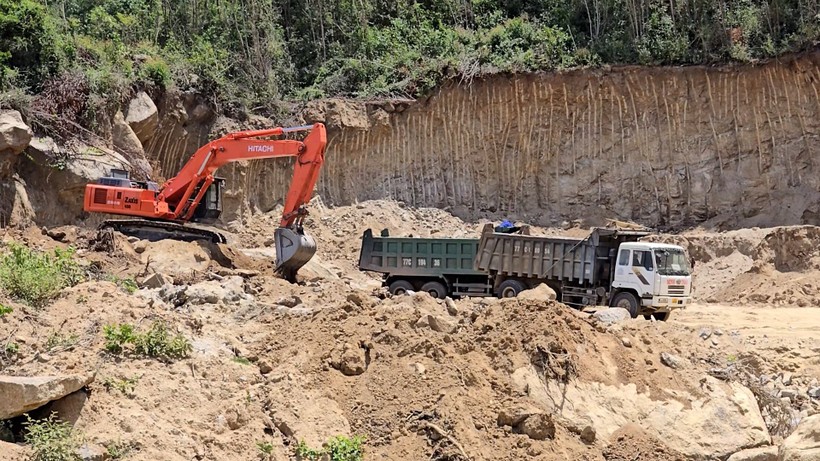 Đã hết hạn giấy phép đăng ký, nhưng doanh nghiệp vẫn đưa phương tiện tiếp tục khai thác đất trái phép.