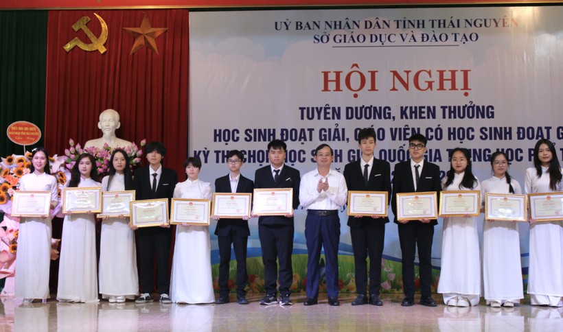 Thái Nguyên tuyên dương, khen thưởng học sinh và giáo viên đạt thành tích cao.