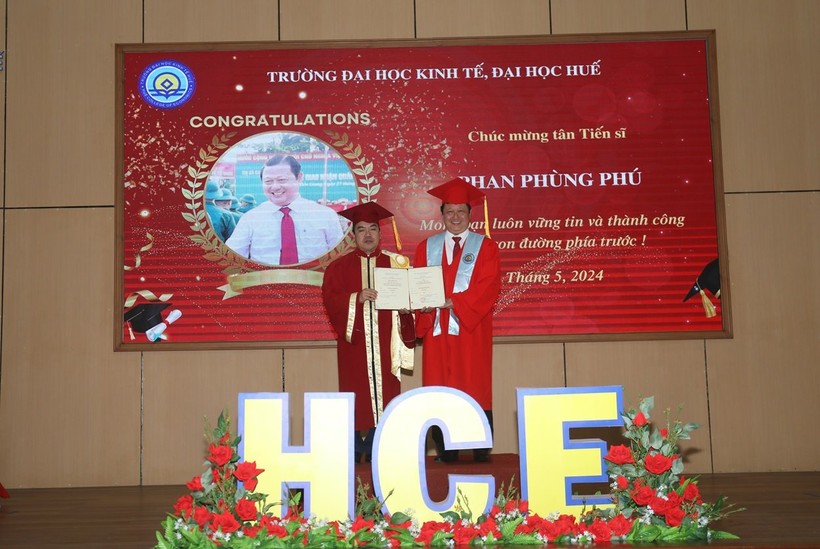 Trường ĐH Kinh tế, ĐH Huế trao bằng cho 2 tân tiến sĩ và 32 tân thạc sĩ. (Ảnh: Phương Nguyễn)